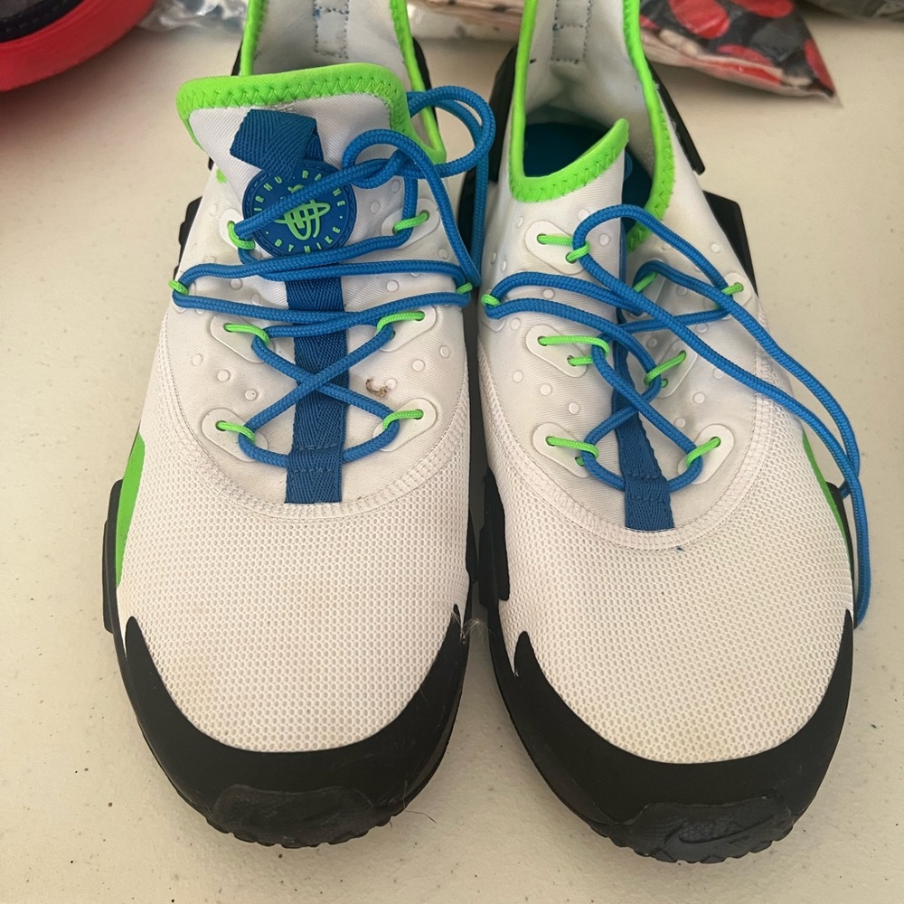 Nike Green and Black Athletic Shoes with Breathable Mesh